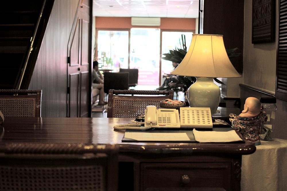 Travel Lodge Surawong (Adults Only) Бангкок Экстерьер фото