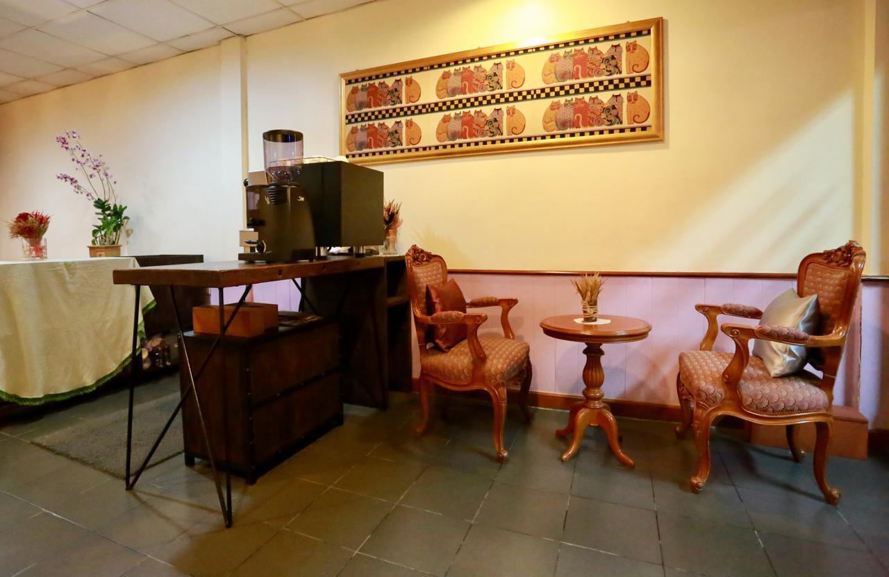 Travel Lodge Surawong (Adults Only) Бангкок Экстерьер фото