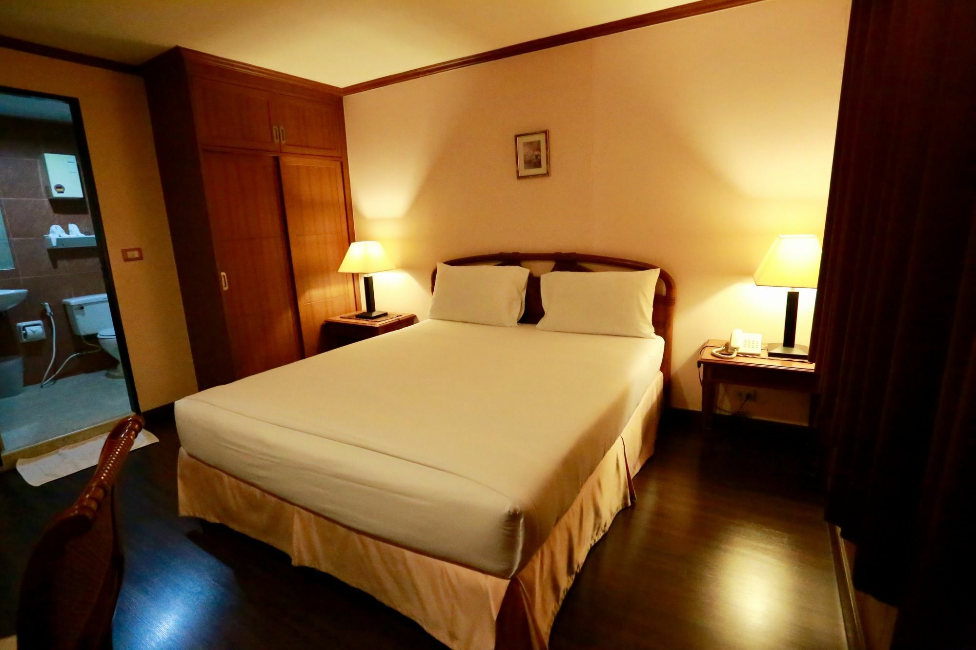 Travel Lodge Surawong (Adults Only) Бангкок Экстерьер фото