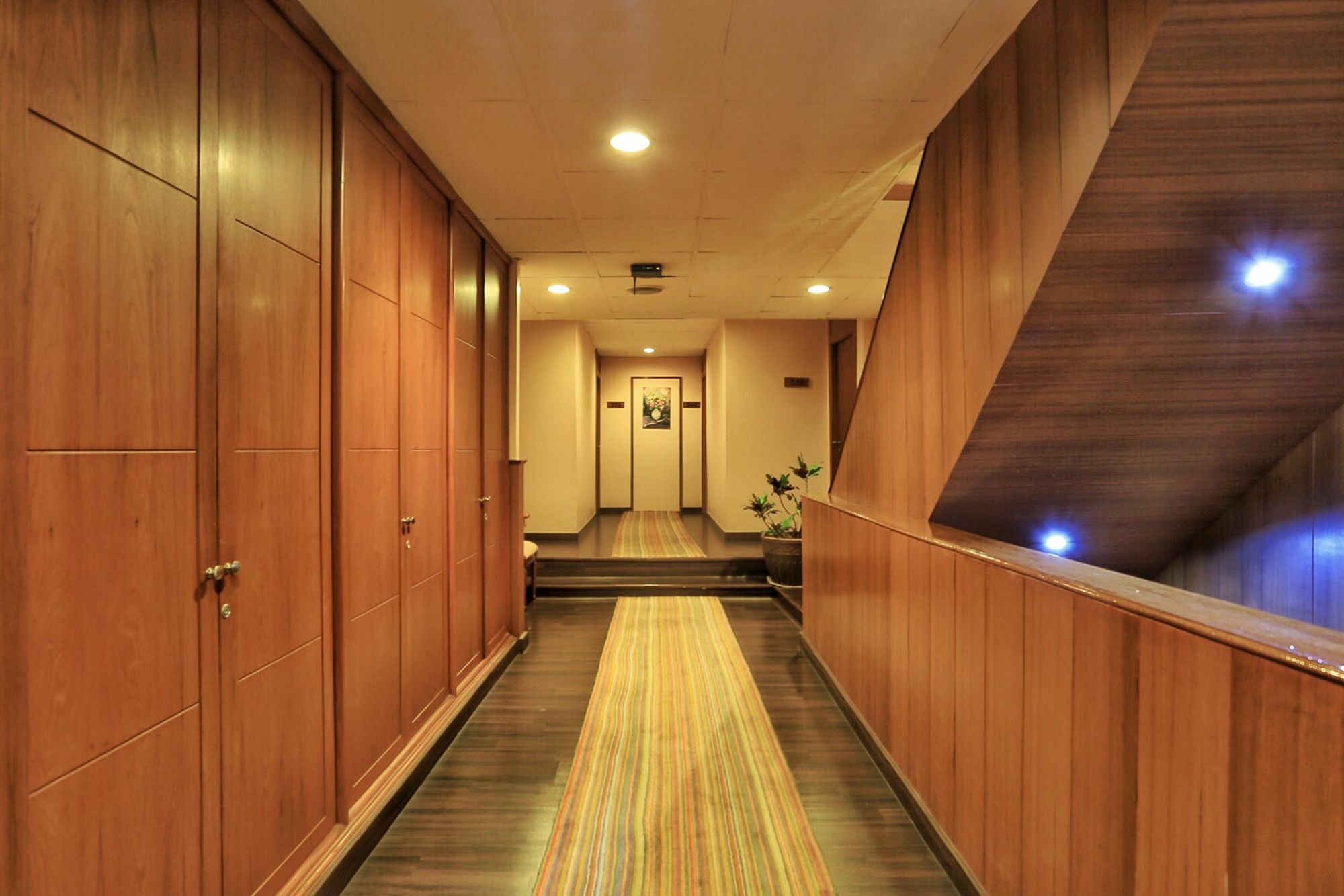 Travel Lodge Surawong (Adults Only) Бангкок Экстерьер фото